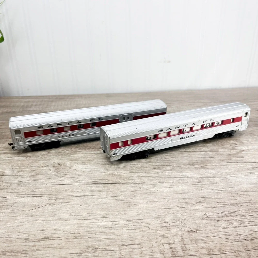 Pair of Tyco HO Gauge Santa Fe Red Stripe Passenger Cars Tavern & Pullman‎